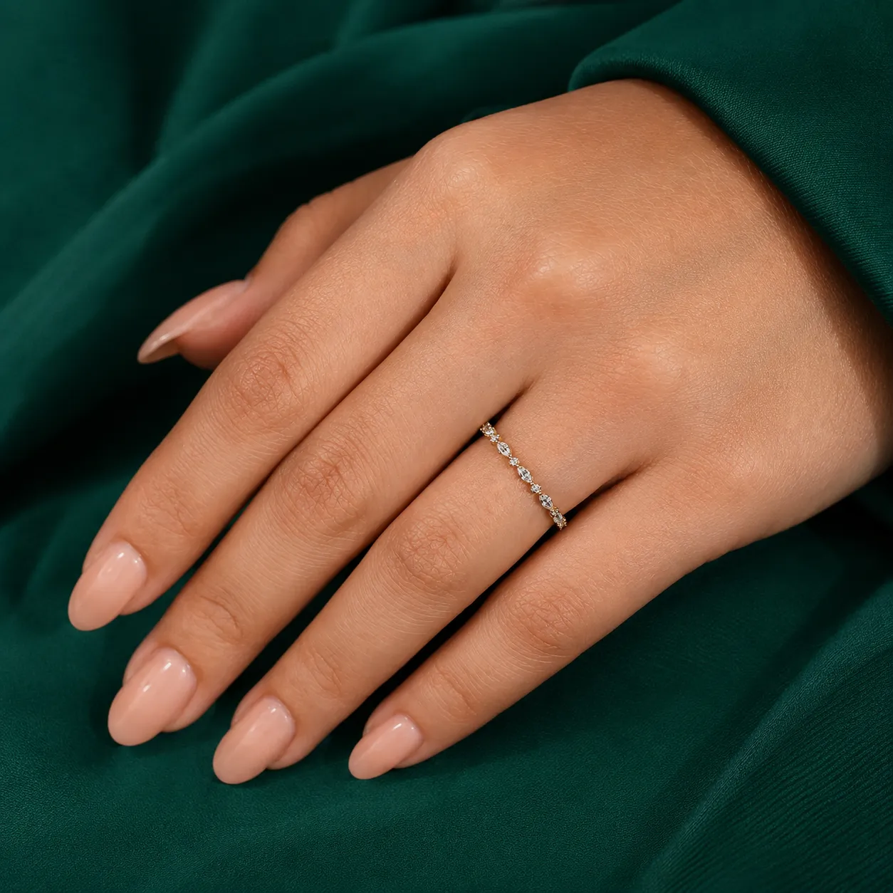 Alternating diamond half eternity band