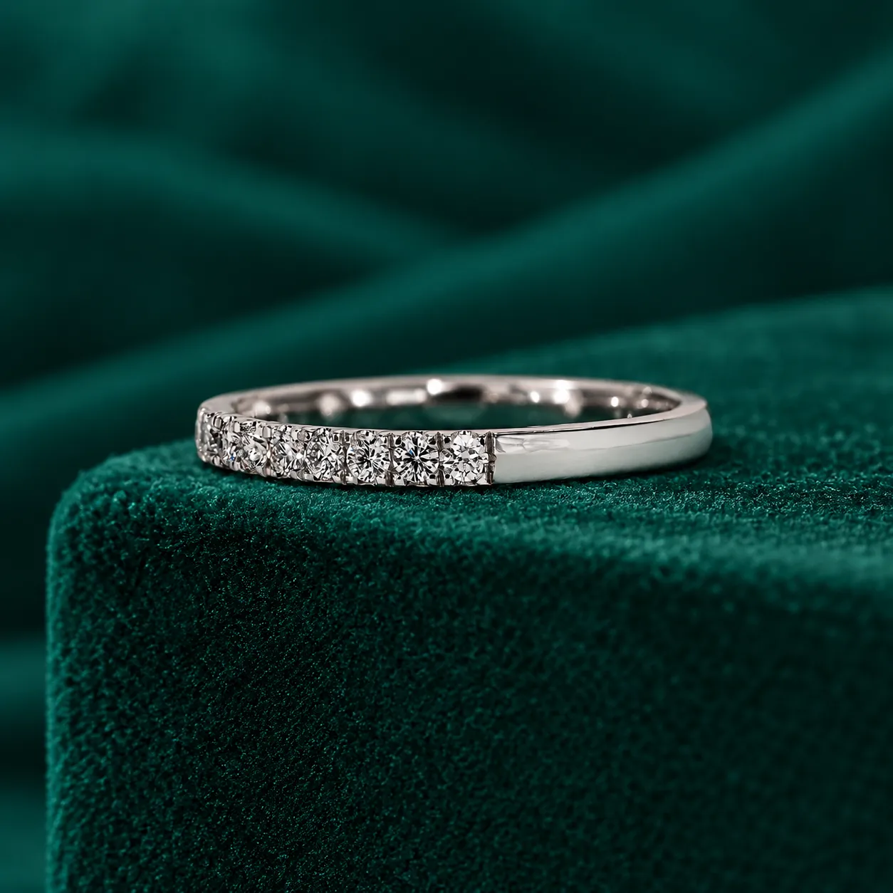 Round diamond engagement ring